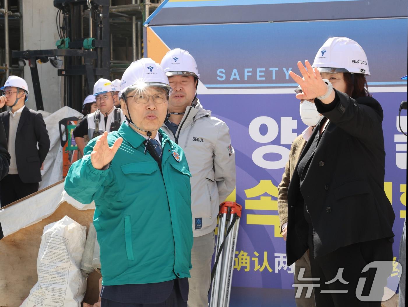 본문 이미지 - 정근식 서울시교육감이 서울 용산구 '서울시교육청 신청사' 건설 현장을 점검하고 있다. (서울시교육청 제공. 재판매 및 DB 금지 /뉴스1