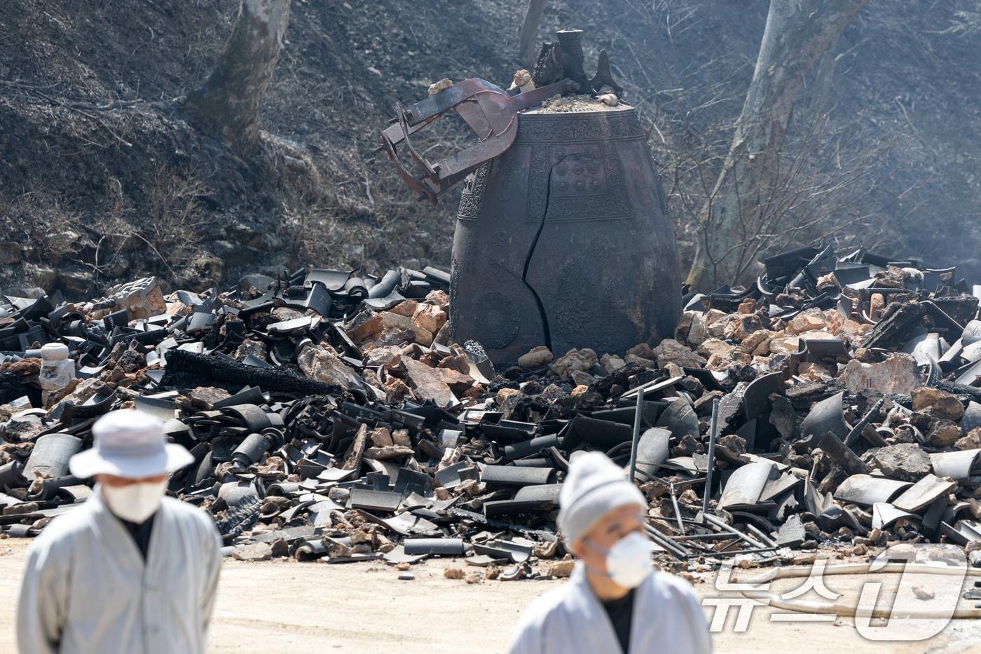 26일 경북 의성군 고운사에 산불로 전소된 건물 흔적 위로 깨진 범종만 놓여있다. 이번 경북 의성 산불로 국가지정 문화유산 보물로 지정된 고운사 가운루와 연수전 등이 전소됐다. 2025.3.26/뉴스1 ⓒ News1 이승배 기자