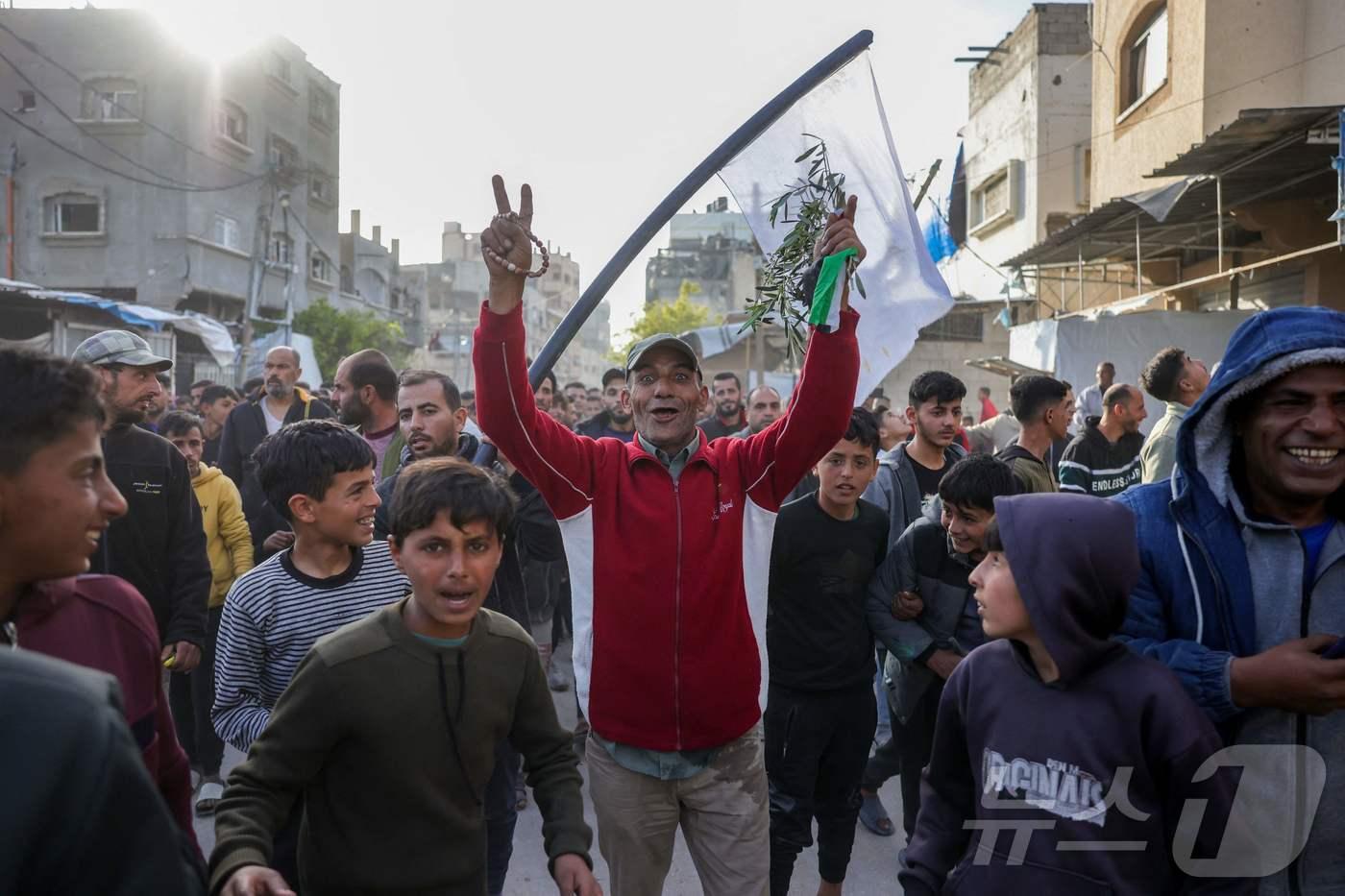 25일(현지시간) 팔레스타인인들이 가자지구 북부 베이트 라히아에서 하마스에 반대하는 시위를 벌이고 있다. 2025.03.25 ⓒ AFP=뉴스1 ⓒ News1 정지윤 기자