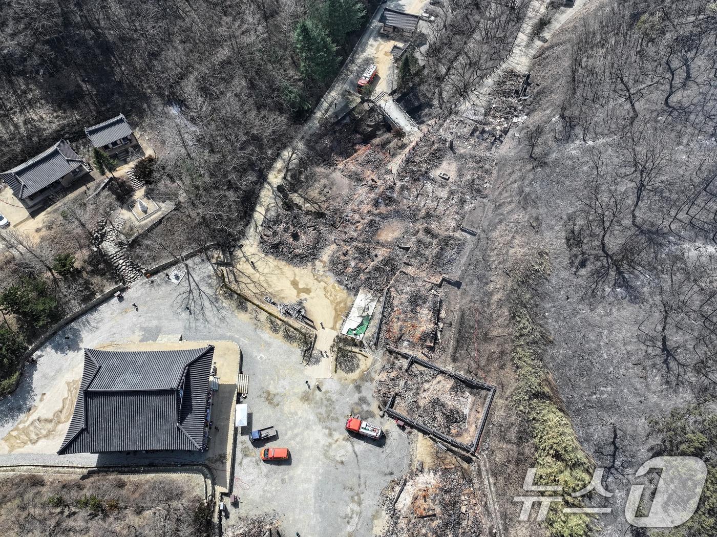 본문 이미지 - 26일 경북 의성군 고운사에 산불로 전소된 건물 흔적들이 보이고 있다. 이번 경북 의성 산불로 국가지정 문화유산 보물로 지정된 고운사 가운루와 연수전 등이 전소됐다. 2025.3.26/뉴스1 ⓒ News1 이승배 기자