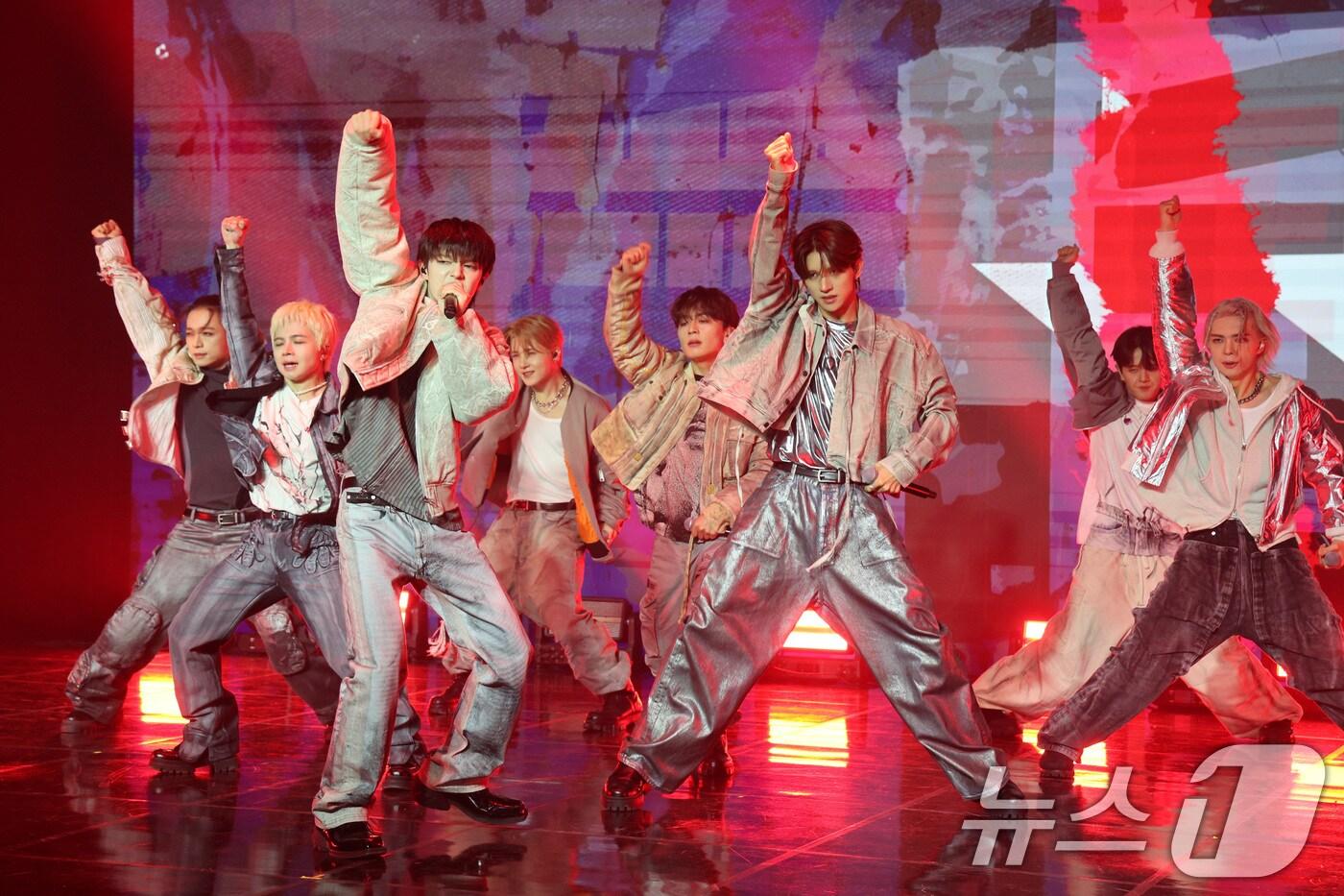 8인조 보이 그룹 원 오어 에이트(ONE OR EIGHT)가 26일 오후 서울 강남구 일지아트홀에서 열린 2번째 디지털 싱글 발매 기념 쇼케이스에서 열정적인 공연을 선보이고 있다. 2025.3.26/뉴스1 ⓒ News1 신웅수 기자