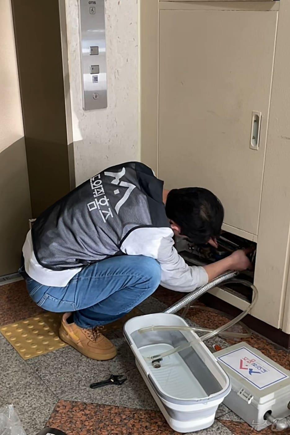 본문 이미지 - 배관청소전문업체 '도와줘홈즈'가 지역사회공헌활동으로 남양주시의 출산가정에 배관청소 재능기부를 하는 모습. (사진=도와줘홈즈)