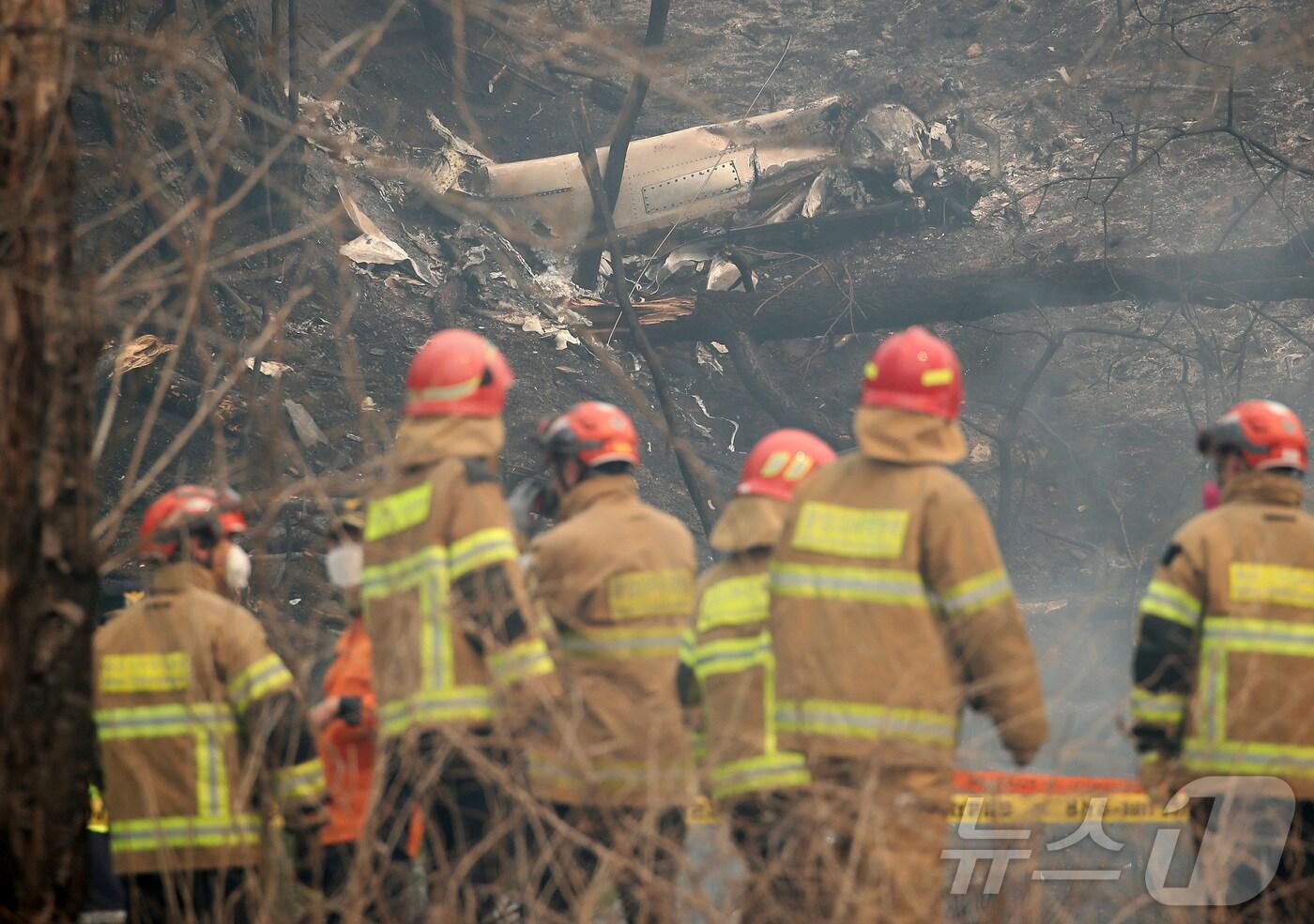 26일 오후 경북 의성군 신평면 교안리 산불 현장에서 소화수를 담던 헬기가 추락해 소방 대원들이 현장을 수습하고 있다. 2025.3.26/뉴스1 ⓒ News1 공정식 기자