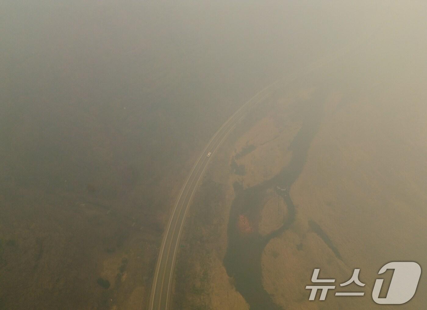본문 이미지 - 26일 오후 경북 영양군 입암면 일대가 뿌연 산불 연기로 뒤덮혀 있다. 2025.3.26/뉴스1 ⓒ News1 김영운 기자