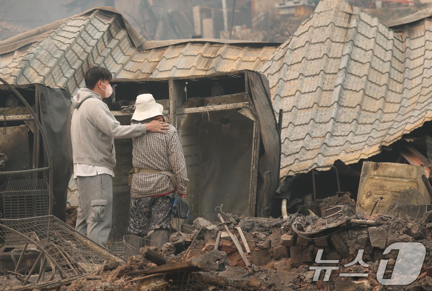 본문 이미지 - 26일 오후 경북 영양군 석보면 답곡리 일대 민가들이 산불로 인해 불에 타있다. 2025.3.26 ⓒ 뉴스1 김영운 기자
