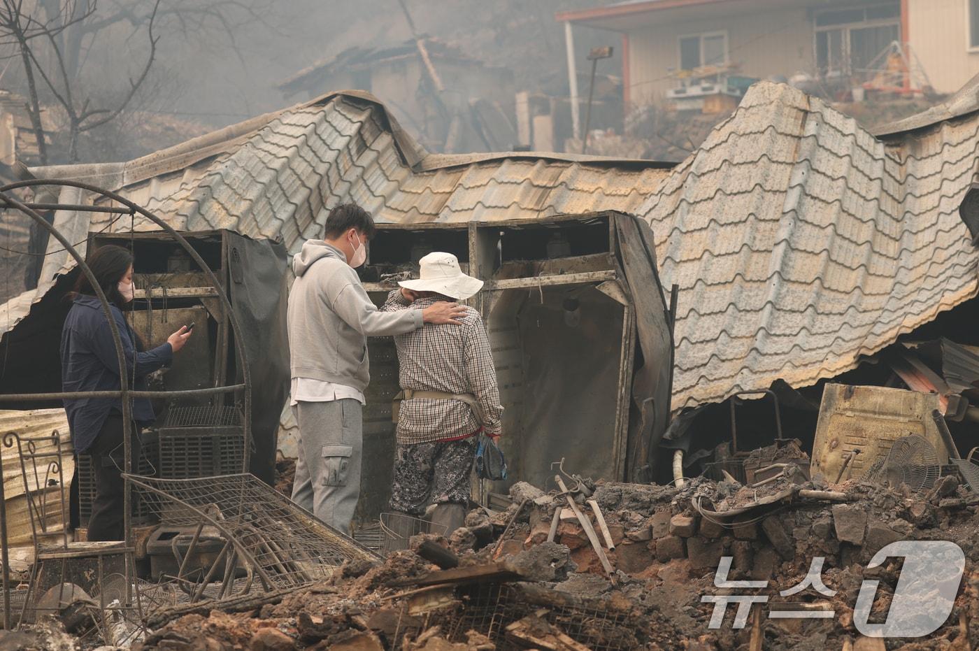 26일 오후 경북 영양군 석보면 답곡리 일대 민가들이 산불로 인해 불에 타있다. 2025.3.26/뉴스1 ⓒ News1 김영운 기자