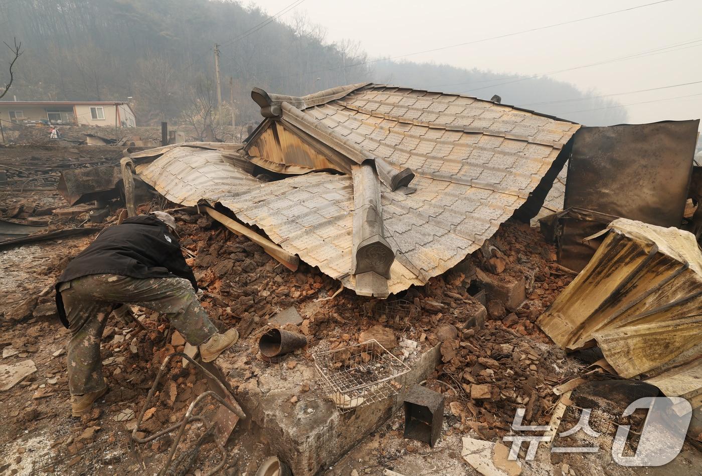 26일 오후 경북 영양군 석보면 답곡리 일대 민가들이 산불로 인해 불에 타있다. 2025.3.26/뉴스1 ⓒ News1 김영운 기자