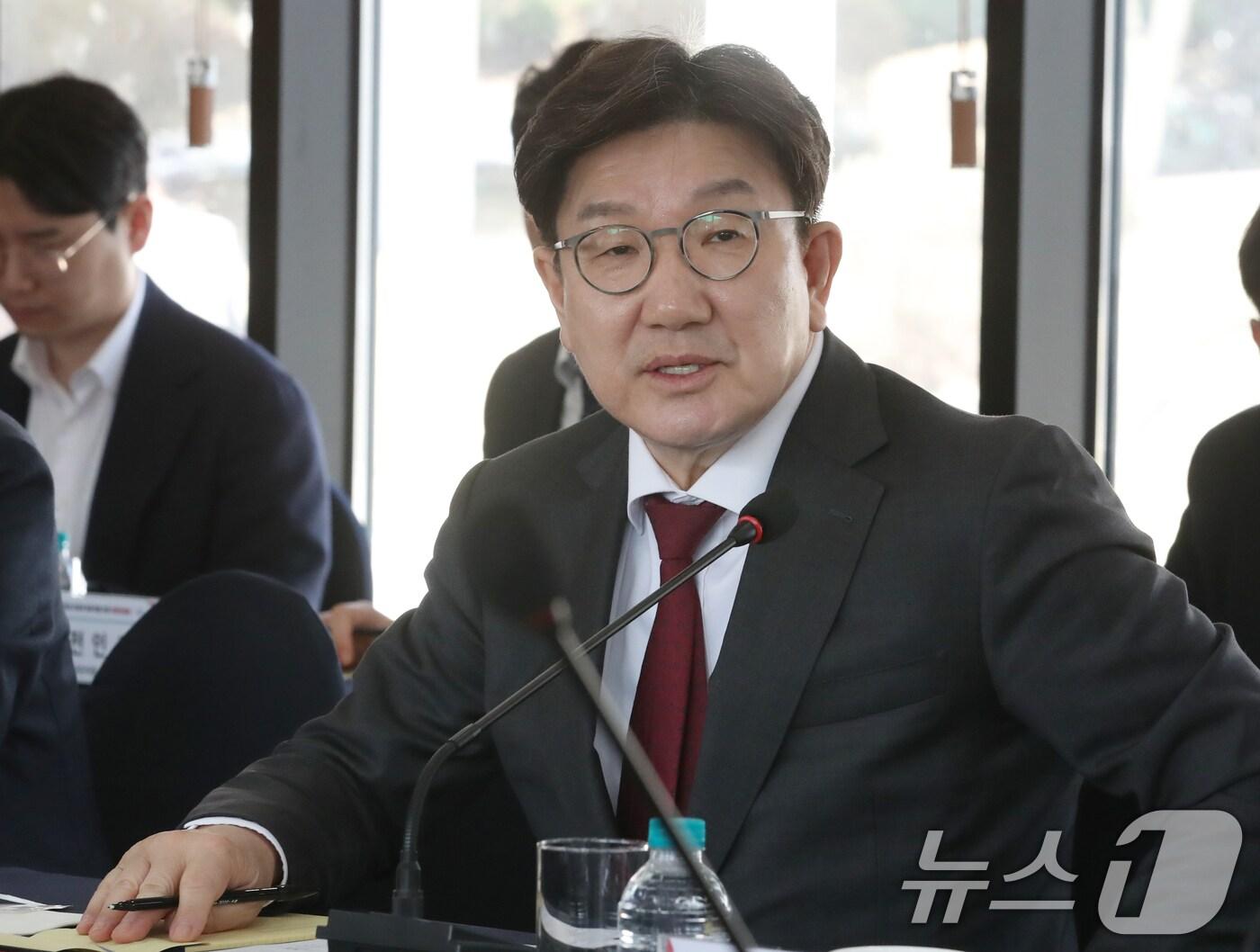 본문 이미지 - 권성동 국민의힘 원내대표가 26일 한국표준과학연구원에서 열린 기초과학발전과 이공계 재도약을 위한 현장간담회에서 발언하고 있다. ⓒ News1 김기태 기자