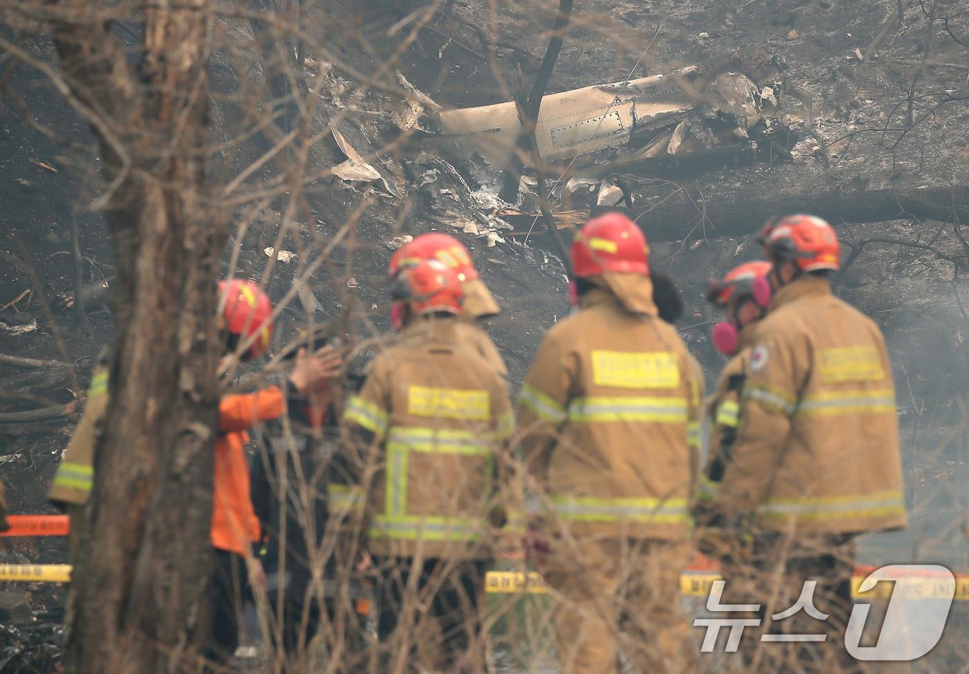 본문 이미지 - 26일 오후 경북 의성군 신평면 교안리 산불 현장에 투입된 헬기가 추락해 소방대원들이 현장을 수습하고 있다. 2025.3.26/뉴스1 ⓒ News1 공정식 기자
