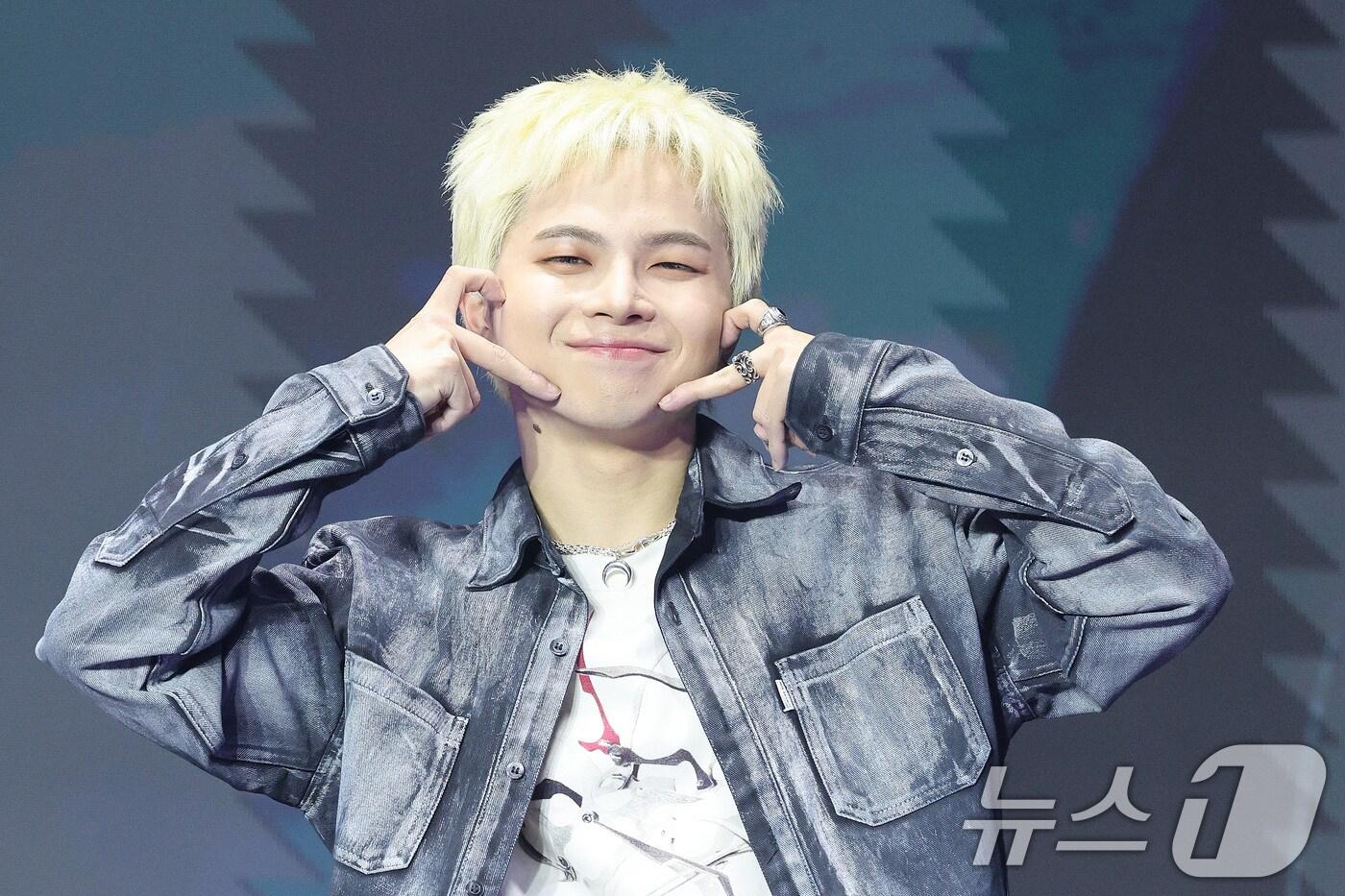8인조 보이 그룹 원 오어 에이트(ONE OR EIGHT) 멤버 타케루(TAKERU)가 26일 오후 서울 강남구 일지아트홀에서 열린 2번째 디지털 싱글 발매 기념 쇼케이스에서 포즈를 취하고 있다. 2025.3.26/뉴스1 ⓒ News1 신웅수 기자