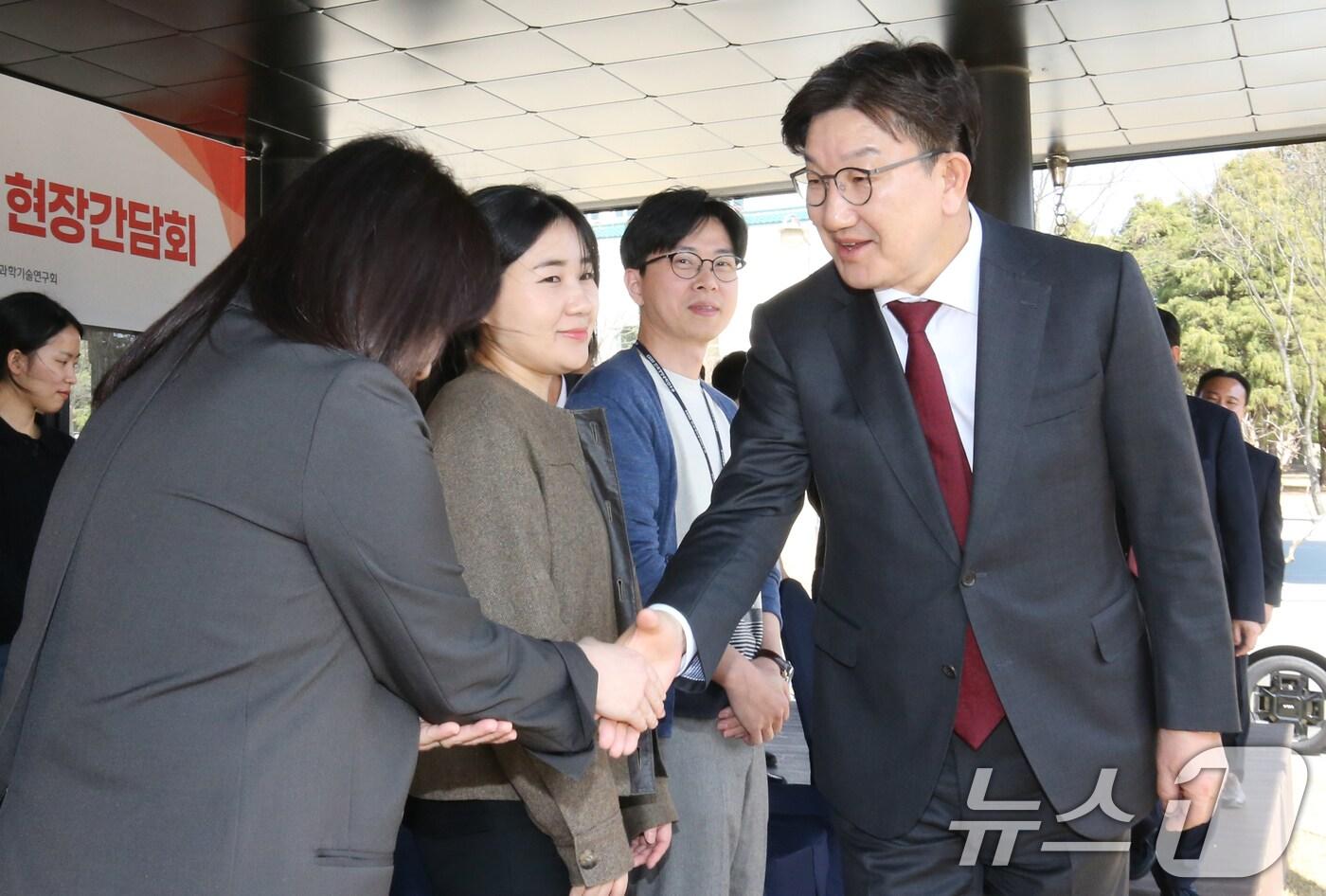 권성동 국민의힘 원내대표가 26일 한국표준과학연구원에서 열린 기초과학발전과 이공계 재도약을 위한 현장간담회에서 연구원들과 인사하고 있다. 2025.3.26/뉴스1 ⓒ News1 김기태 기자