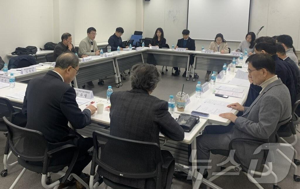 본문 이미지 - 한강청이 지난 13일 협업 기관인 녹색환경지원센터, 환경기술인협회 등과 기술지원 활성화를 위한 간담회를 하고 있는 모습.(한강청 제공)