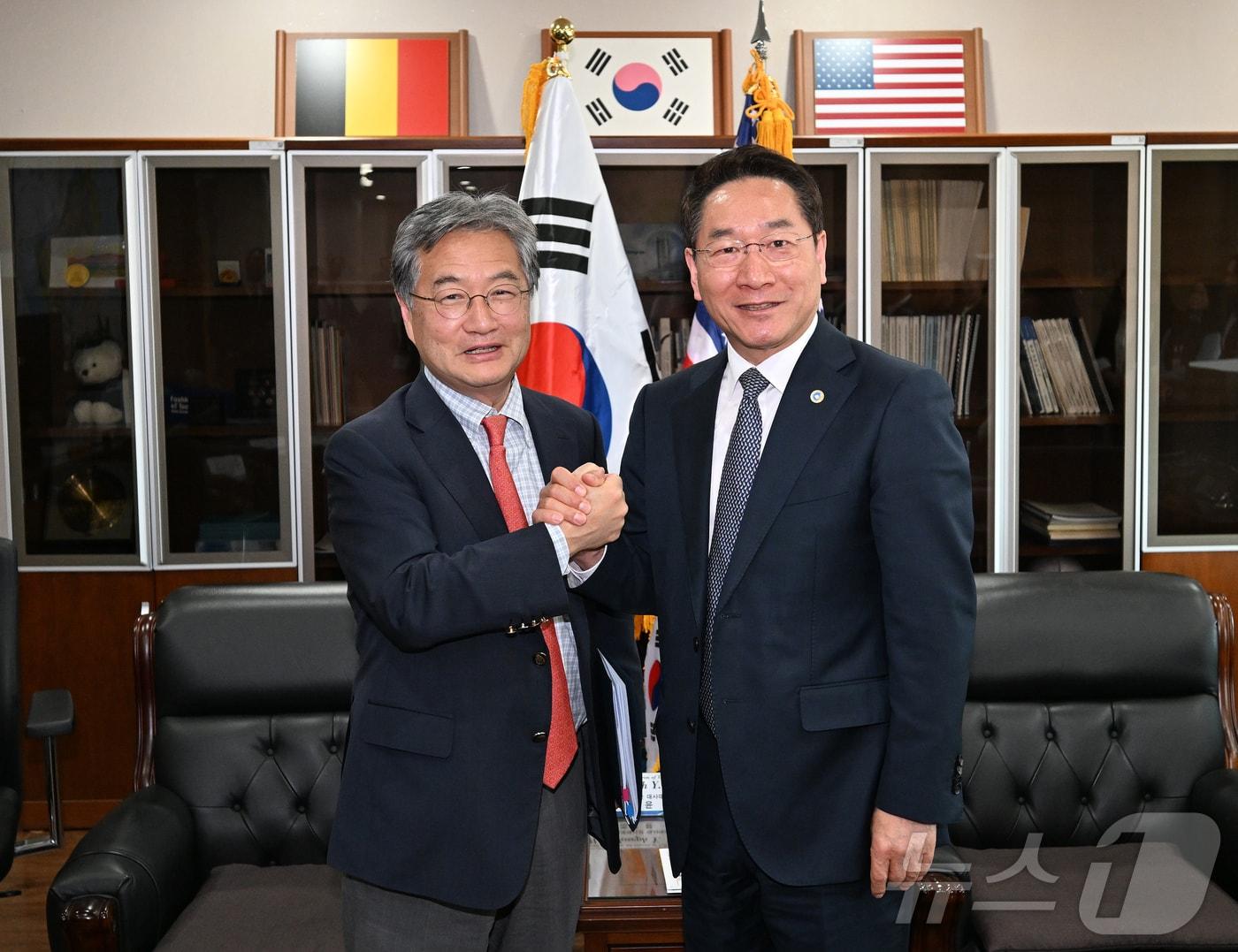 본문 이미지 - 유정복 인천광역시장이 26일 인천글로벌캠퍼스에서 조셉 윤(Joseph Yun) 주한 미국대사대리와 협력방안 등을 논의하고 기념촬영을 하고 있다.(인천시 제공)2025.3.26/뉴스1 ⓒ News1 정진욱 기자