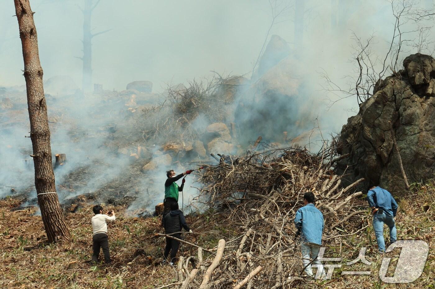 경남 산청·하동 산불 엿새째인 26일 산청군 시천면 동당리 일대에서 산불 진화 인력이 방어선 구축에 온 힘을 다하고 있다. (산청군 제공. 재판매 및 DB 금지) 2025.3.26/뉴스1 ⓒ News1 윤일지 기자
