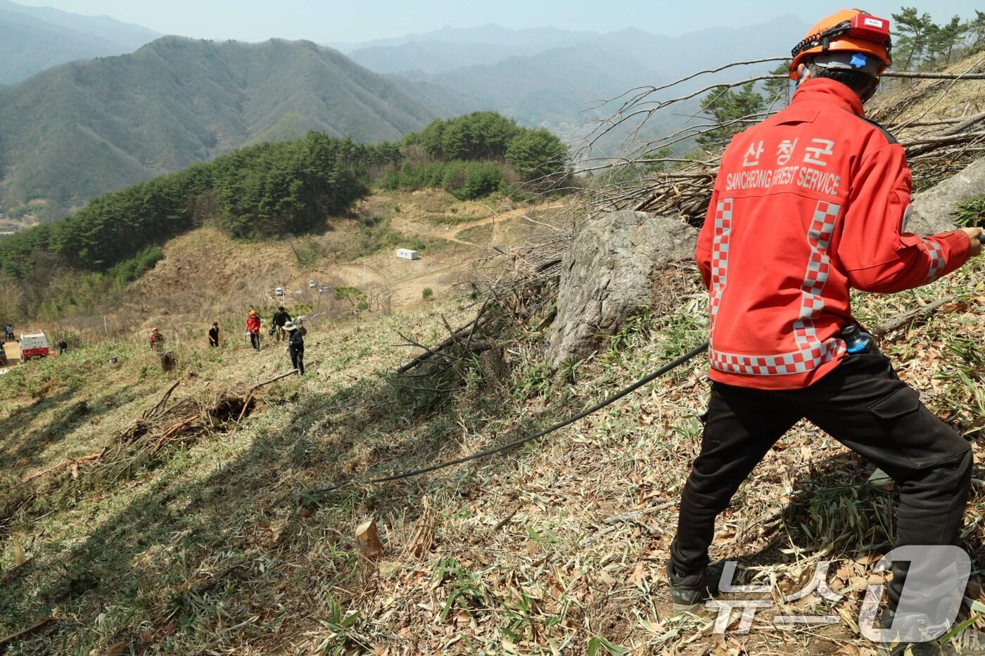 경남 산청·하동 산불 엿새째인 26일 산청군 시천면 동당리 일대에서 산불 진화 인력이 방어선 구축에 온 힘을 다하고 있다. (산청군 제공. 재판매 및 DB 금지) 2025.3.26/뉴스1 ⓒ News1 윤일지 기자