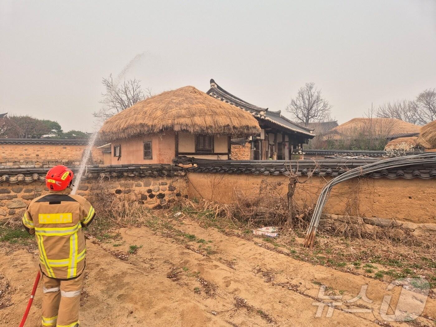 본문 이미지 - 예천소방서가 26일 소방대원 100명과 대용량 방사포, 물탱크, 소형펌프 등을 동원해 안동 하회마을로 다가서는 불길에 대비 하고 있다.ⓒ News1 김대벽기자