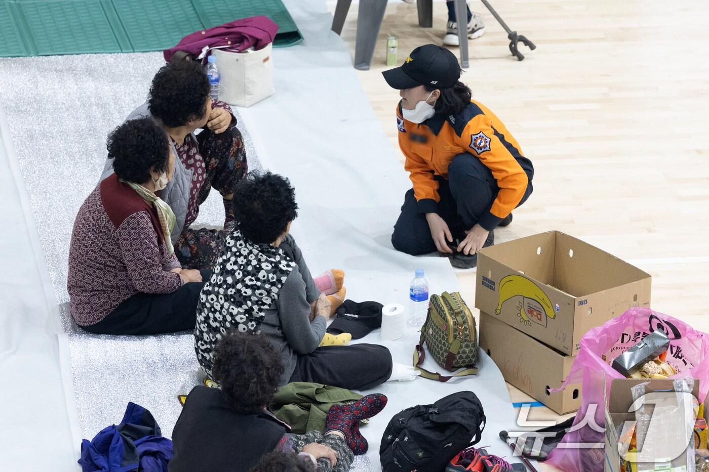 26일 경북 안동시 용상초등학교 체육관에 마련된 산불 임시 대피소에 안동 시민들이 자리하고 있다. 2025.3.26/뉴스1 ⓒ News1 이승배 기자