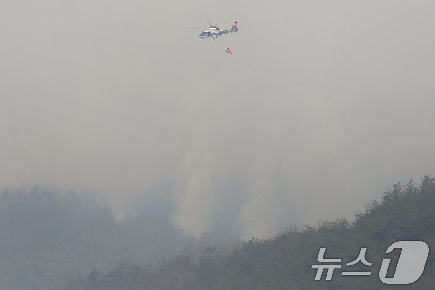26일 오전 경북 청송군 청송읍 송생리 산불 현장에 투입된 헬기가 진화작업을 하고 있다. 2025.3.26/뉴스1 ⓒ News1 공정식 기자