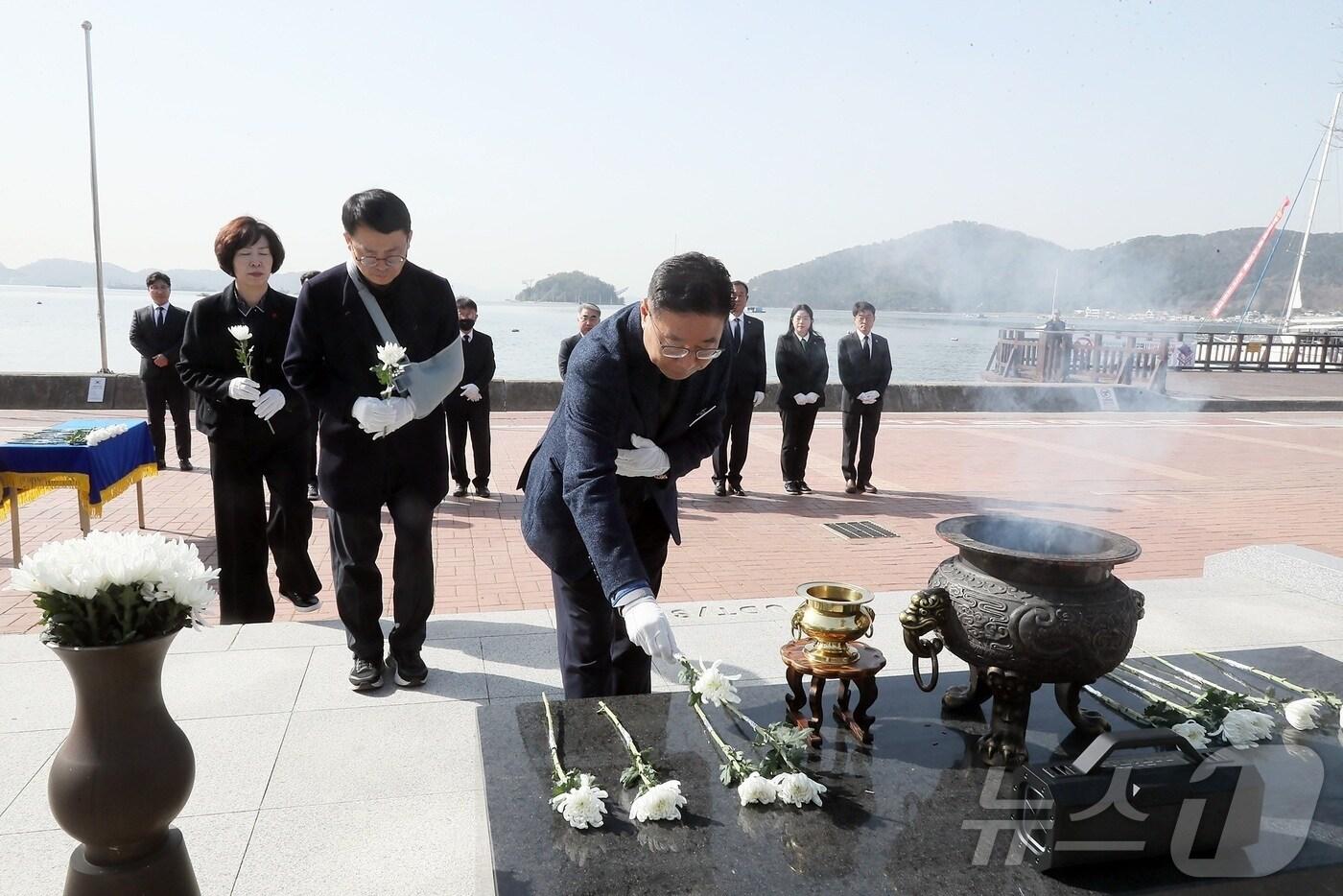 본문 이미지 - 정현섭 창원시 진해구청장이 26일 진해루 해변공원에 있는 ‘고(故) 한주호 준위 동상’에 헌화하고 있다.(창원시 제공. 재판매 및 DB금지)