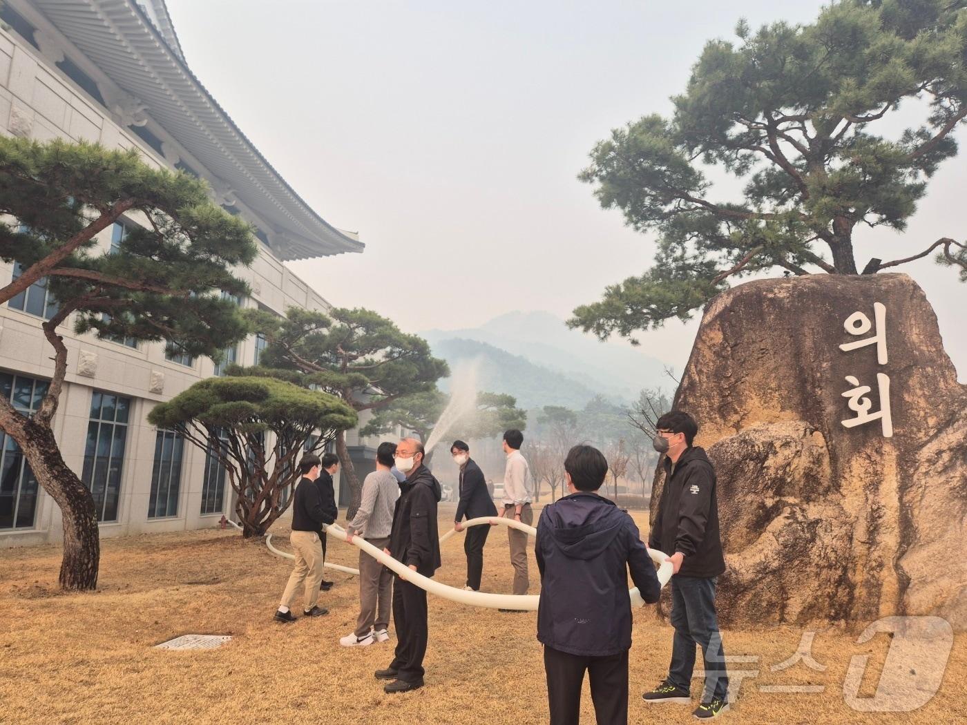 본문 이미지 - 경북도의회 직원들이 26일 의성 산불 사태로 화마가 덮칠 것에 대비해 비상훈련을 실시했다. ⓒ News1 김대벽기자