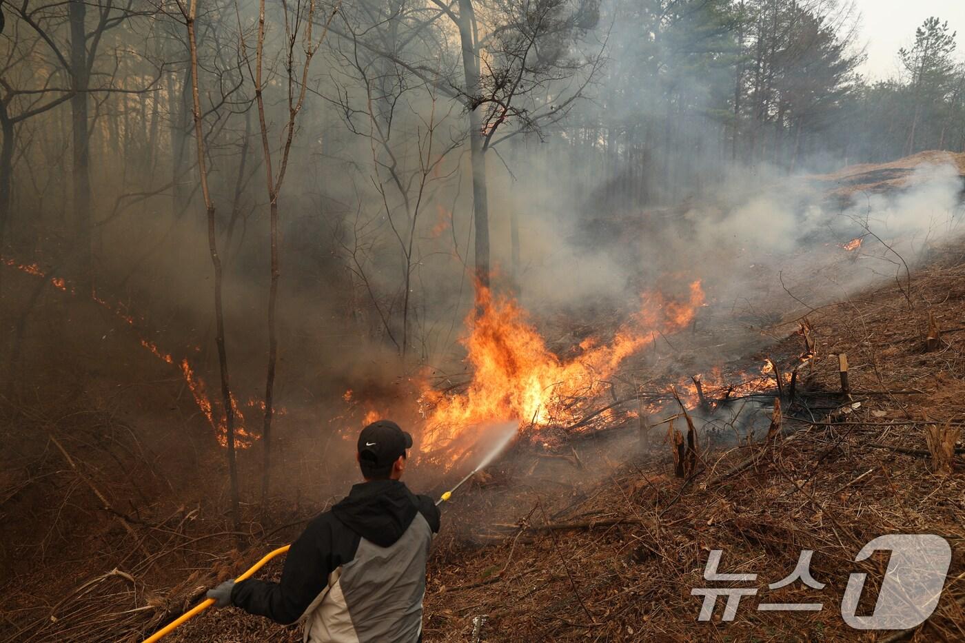 26일 오후 경북 영양군 입암면 방전리 일대 야산에서 불이나 의용소방대원들이 산불 진화를 하고 있다. 2025.3.26/뉴스1 ⓒ News1 김영운 기자