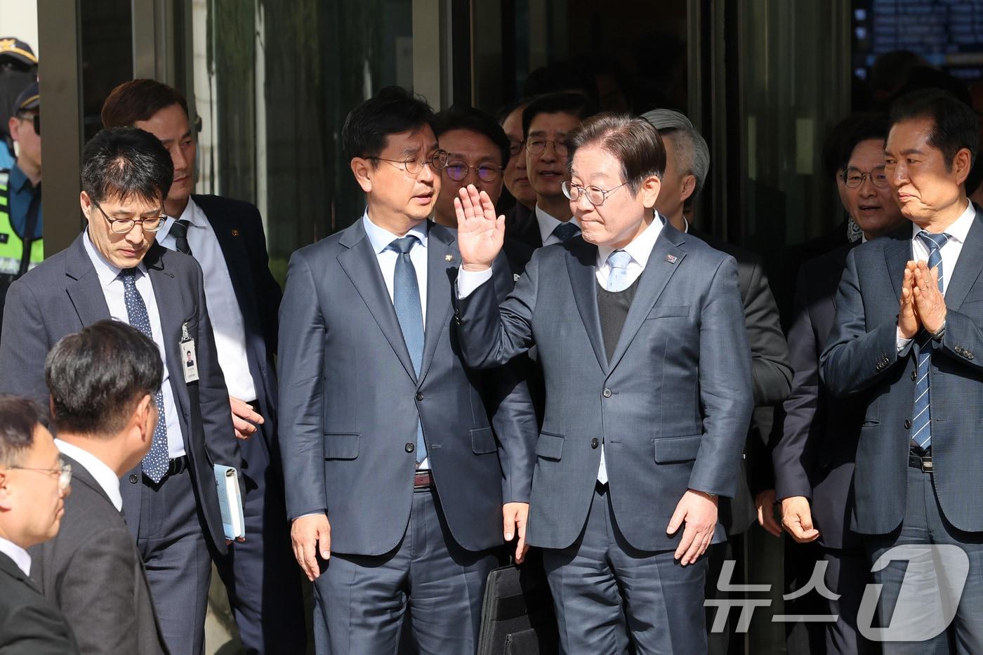 이재명 더불어민주당 대표가 26일 서울 서초구 서울고등법원 열린 공직선거법 위반 사건 항소심에서 무죄를 선고받은 뒤 지지자들을 향해 인사하고 있다. 서울고법 형사6-2부(부장판사 최은정 이예슬 정재오)는 이날 공직선거법 위반 혐의로 기소된 이 대표에게 징역 1년 집행유예 2년을 선고한 원심을 파기하고 무죄를 선고했다. 2025.3.26/뉴스1 ⓒ News1 사진공동취재단