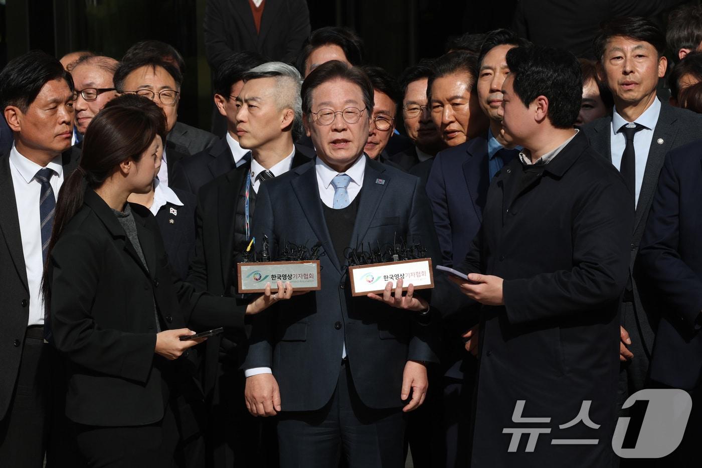 공직선거법 위반 항소심에서 무죄를 선고받은 이재명 더불어민주당 대표가 26일 오후 서울 서초구 서울고등법원에서 열린 공직선거법 위반 혐의 2심 선고 공판을 마친 뒤 입장을 밝히고 있다. 2025.3.26/뉴스1 ⓒ News1 사진공동취재단