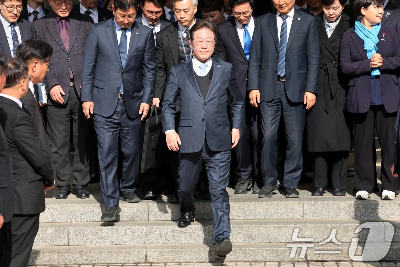 이재명 더불어민주당 대표가 26일 서울 서초구 서울고등법원에서 열린 공직선거법 위반 사건 항소심에서 무죄를 선고받은 뒤 청사를 떠나고 있다. 2025.3.26/뉴스1 ⓒ News1 사진공동취재단