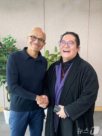 본문 이미지 - 사티아 나델라 최고경영자&#40;CEO&#41;와 최용호 갤럭시코퍼레이션 대표가 기념사진을 찍고 있다.&#40;갤럭시코퍼레이션 제공&#41;