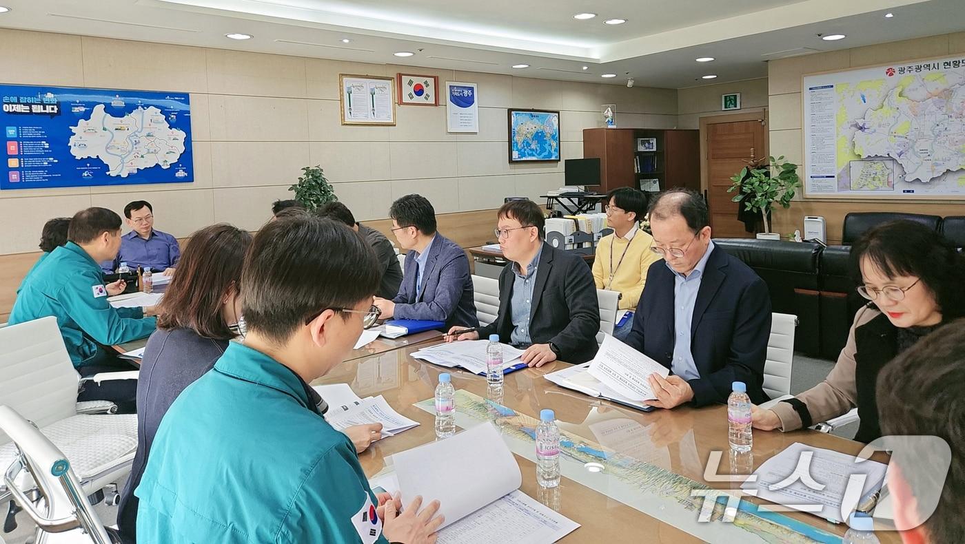 고광완 광주시 행정부시장이 25일 오후 시청 행정부시장실에서 ‘서울 강동구 지반침하 발생 관련 향후 대책 방안 회의’를 주재하고 있다.&#40;광주시 제공. 재판매 및 DB 금지&#41; 