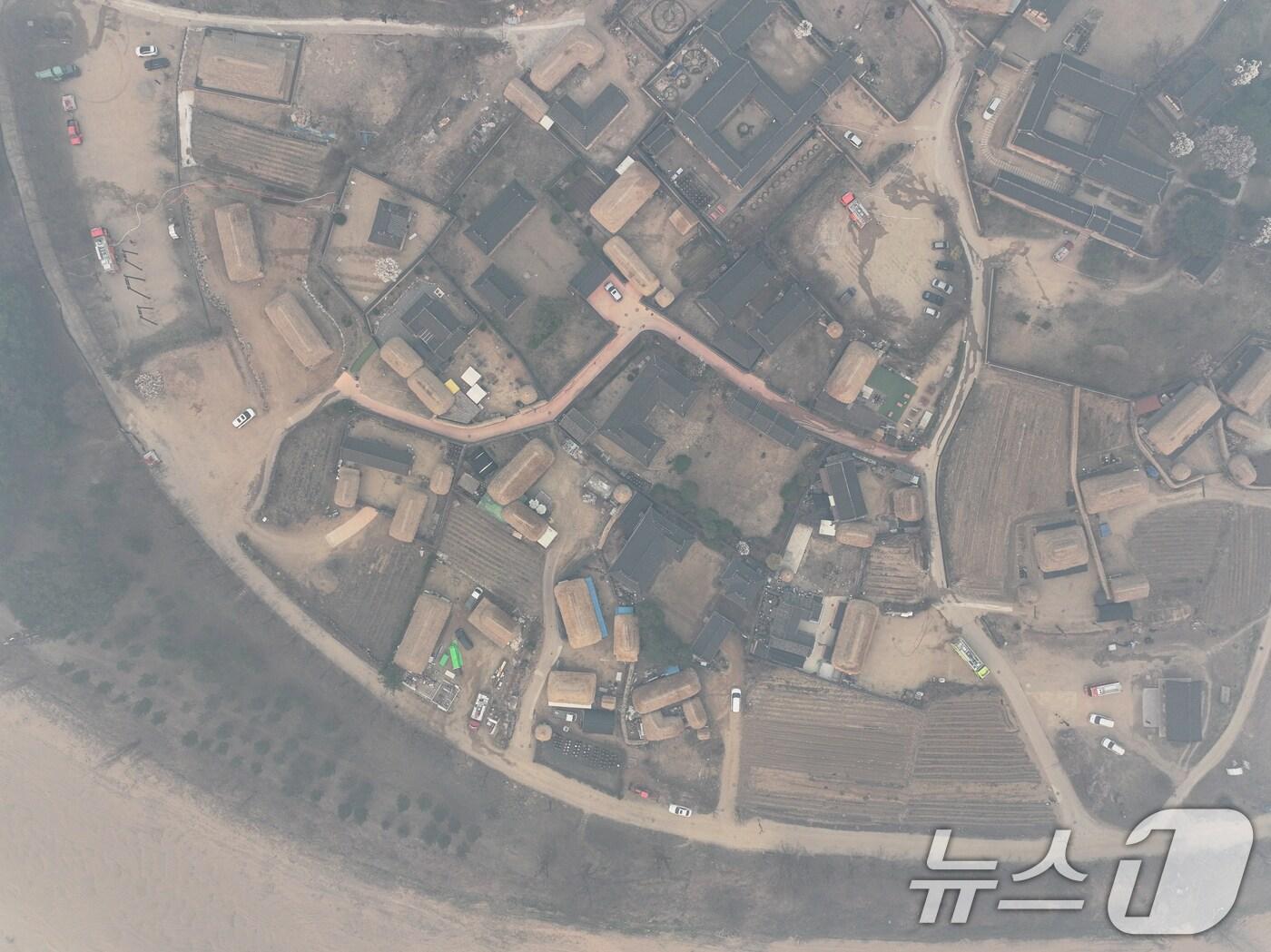 본문 이미지 - 의성 산불이 이어지고 있는 26일 오후 경북 안동시 하회마을이 산불 연기에 뒤덮여 있다. 2025.3.26/뉴스1 ⓒ News1 이승배 기자