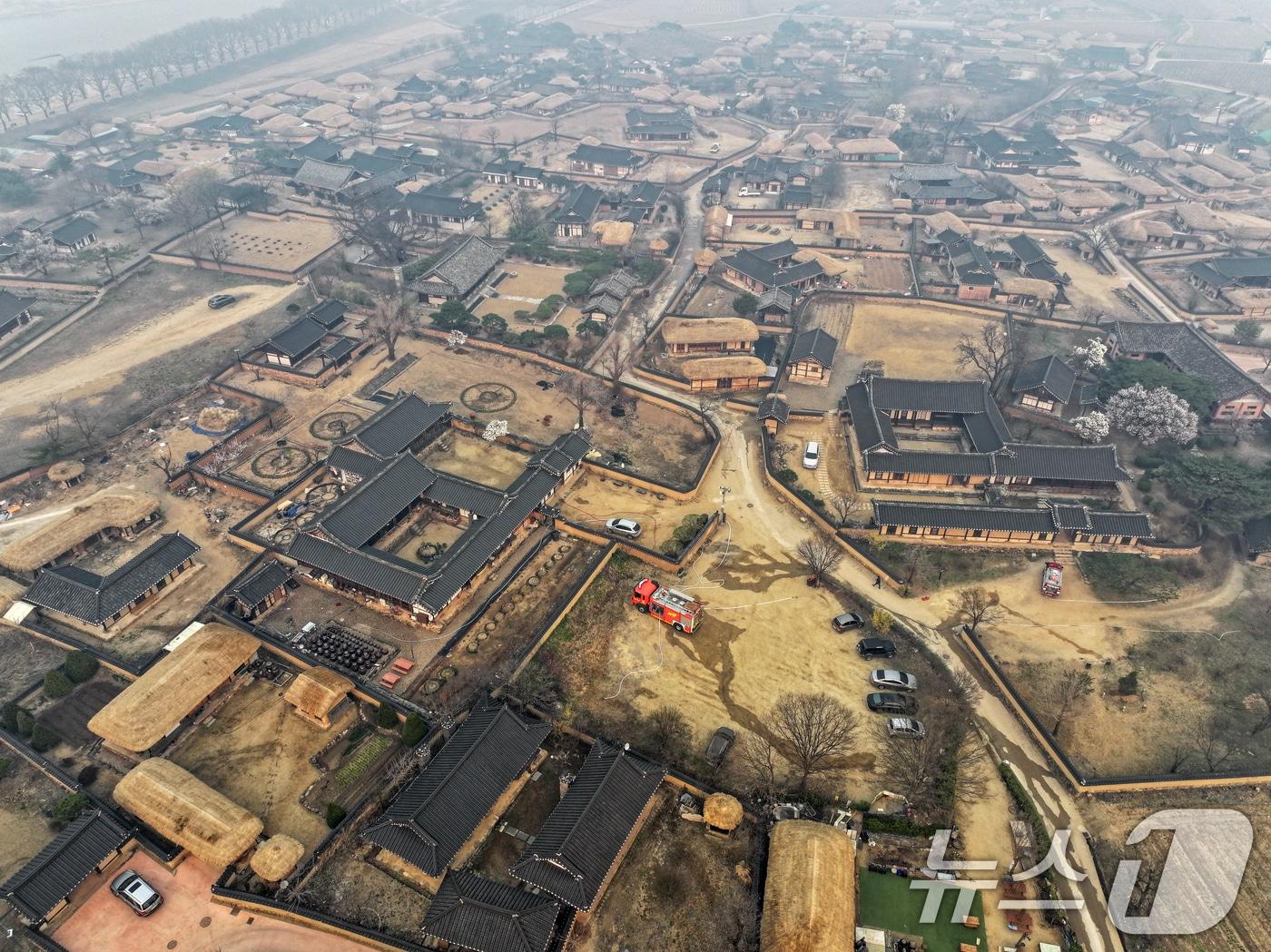 본문 이미지 - 지난 3월22일 발생한 경북 산불로 인해 소방차가 비치돼 있는 안동하회마을. ⓒ News1 DB