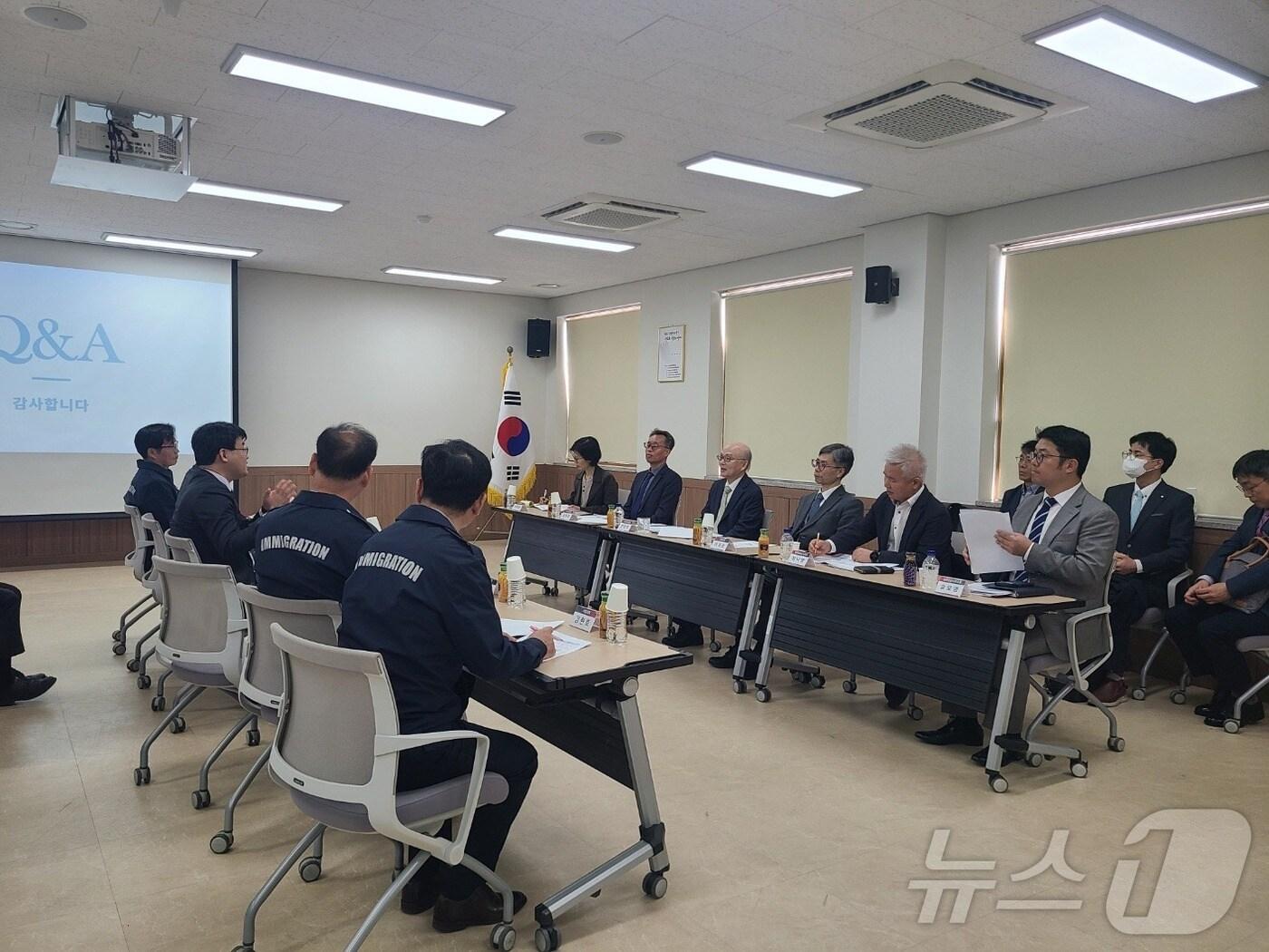 본문 이미지 - 안창호 국가인권위원회 위원장이 26일 청주외국인보호소를 방문했다. (인권위 제공)