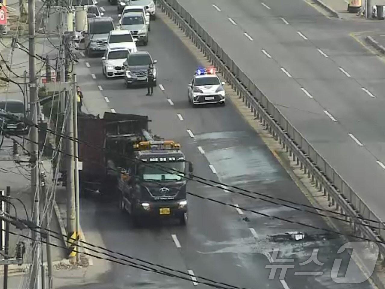 본문 이미지 - 화재 현장. (한국도로공사 CCTV 갈무리. 재판매 및 DB 금지) 2025.3.26/뉴스1 