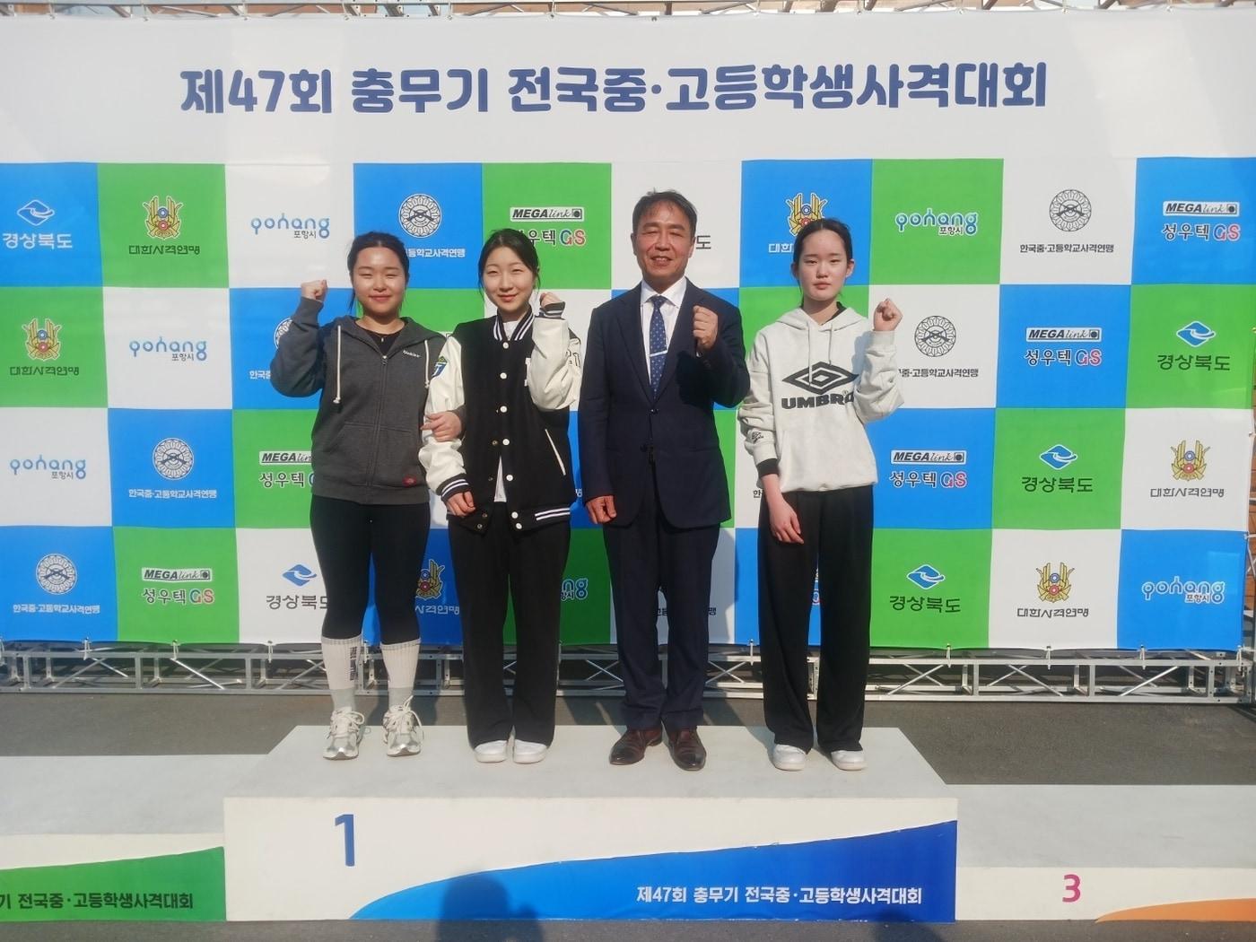 본문 이미지 - 반효진&#40;왼쪽에서 두 번째&#41;이 26일 포항실내사격장에서 열린 제47회 충무기 전국 중·고등학생 사격대회 여자 고등부 10m 공기소총 결선에서 우승했다. &#40;대한사격연맹 제공&#41;