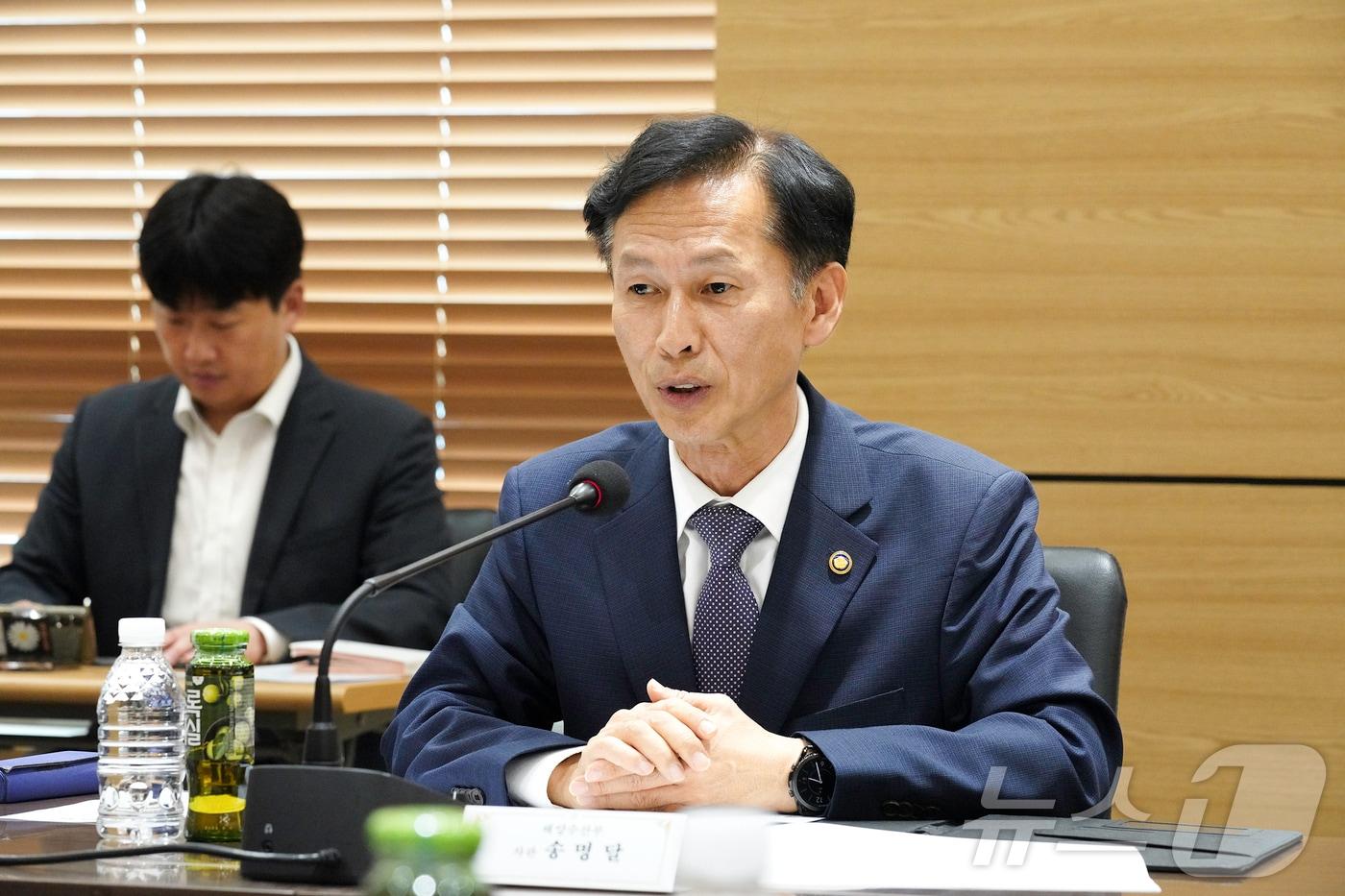 본문 이미지 - 송명달 해양수산부 차관이 26일 해운빌딩서 해운 저시황 대비 ‘긴급상황 점검회의‘ 개최하고 있다.(해양수산부 제공)