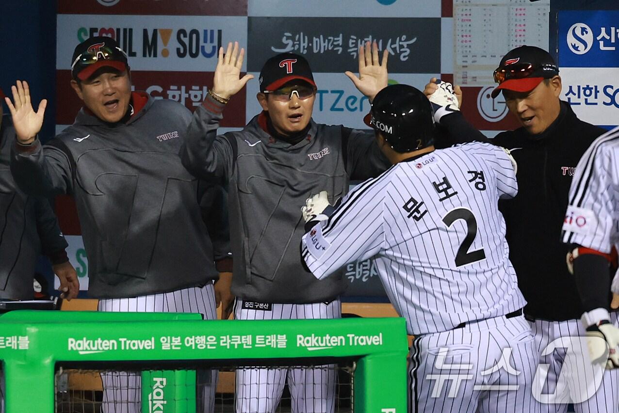 본문 이미지 - 26일 서울 송파구 잠실야구장에서 열린 '2025 신한 SOL 뱅크 KBO리그' 한화 이글스와 LG 트윈스의 경기, LG 문보경이 4회말 선두타자로 나와 솔로홈런을 친 뒤 염경엽 감독을 비롯한 코칭스태프와 기쁨을 나누고 있다. 2025.3.26/뉴스1 ⓒ News1 김진환 기자