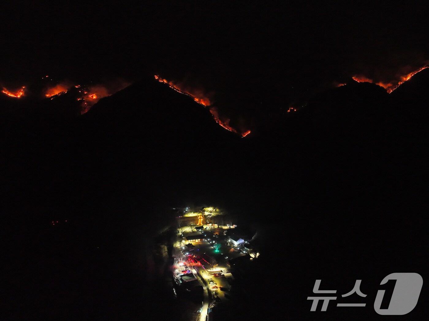 본문 이미지 - 26일 오후 어둠이 내린 경북 청송군 주왕산면 상의리 주왕산국립공원에 산불이 번지고 있다. 산불이 번진 주왕산 아래 대전사 사찰이 있다.2025.3.26/뉴스1 ⓒ News1 공정식 기자