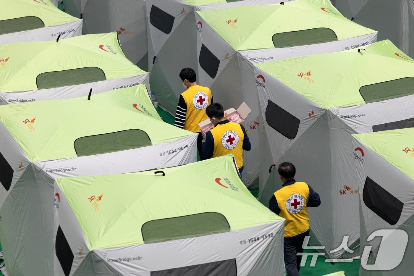 26일 오후 경북 안동시 안동실내체육관에 마련된 산불 이재민 대피소에서 대한적십자사 관계자들이 구호 물품을 배분하고 있다. 2025.3.26/뉴스1 ⓒ News1 이승배 기자