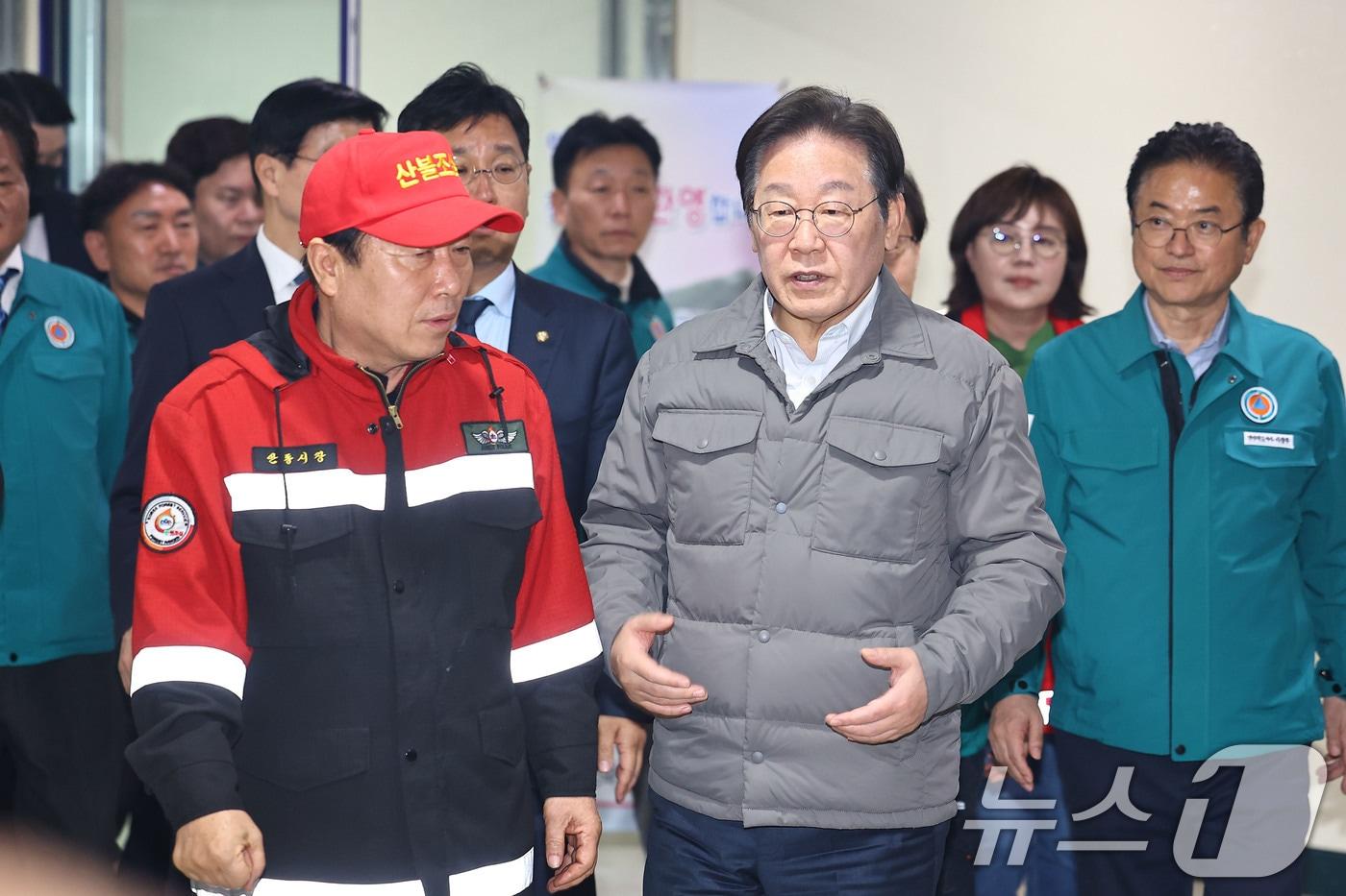 이재명 더불어민주당 대표가 26일 경북 안동체육관에 마련된 산불 이재민 대피소를 방문해 이동하고 있다. (공동취재) 2025.3.26/뉴스1 ⓒ News1 이승배 기자