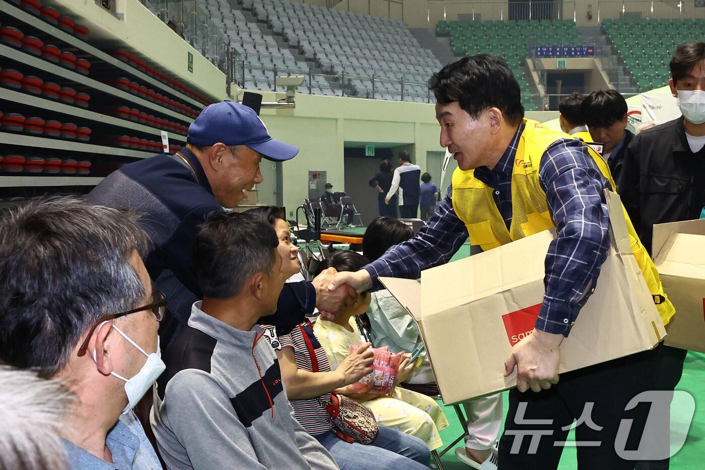 원희룡 전 국토교통부 장관이 26일 경북 안동체육관에 마련된 산불 피해 이재민 대피소에서 자원봉사를 하고 있다. (공동취재) 2025.3.26/뉴스1 ⓒ News1 이승배 기자