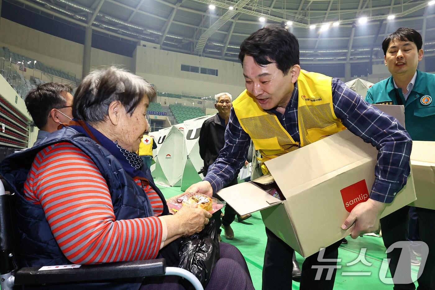 원희룡 전 국토교통부 장관이 26일 경북 안동체육관에 마련된 산불 피해 이재민 대피소에서 자원봉사를 하고 있다. (공동취재) 2025.3.26/뉴스1 ⓒ News1 이승배 기자