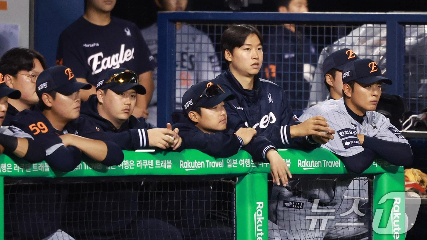본문 이미지 - 26일 서울 송파구 잠실야구장에서 열린 '2025 신한 SOL 뱅크 KBO리그' 한화 이글스와 LG 트윈스의 경기, 4.2이닝 2실점으로 패전투수가 된 한화 엄상백을 비롯한 선수들이 굳은 표정으로 9회초 경기를 지켜보고 있다. 2025.3.26/뉴스1 ⓒ News1 김진환 기자