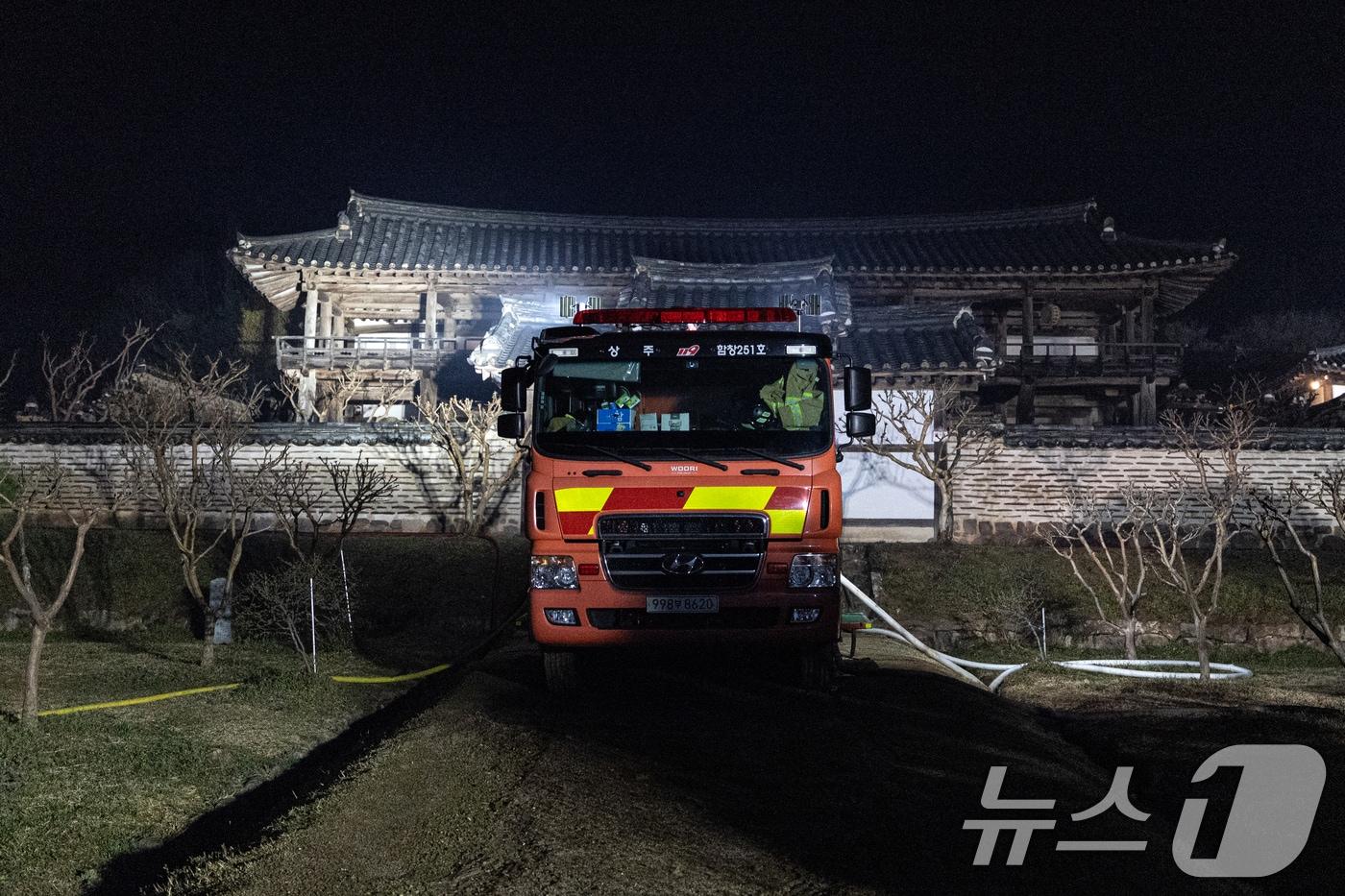 의성 산불이 이어지고 있는 26일 오후 경북 안동시 세계문화유산인 병산서원에 소방차 등이 대기하고 있다.  2025.3.26/뉴스1 ⓒ News1 이승배 기자