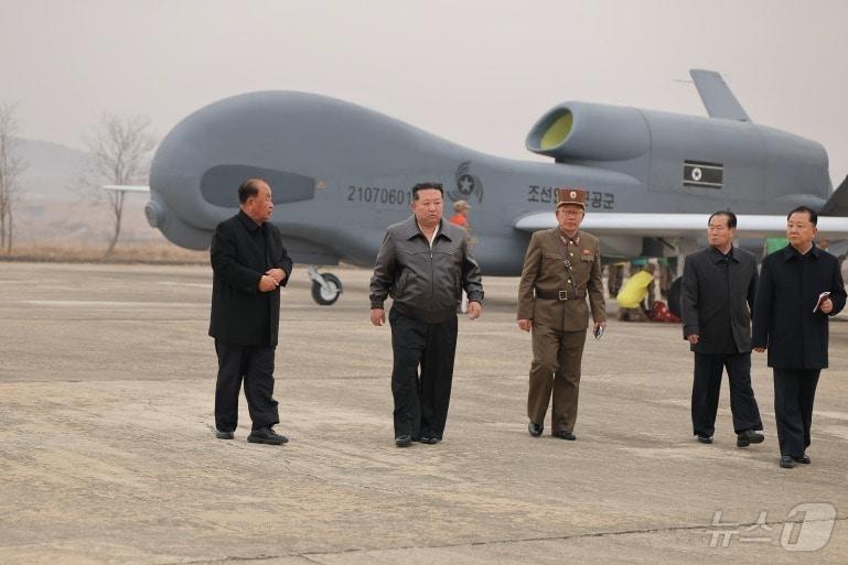 본문 이미지 - (평양 노동신문=뉴스1) = 당 기관지 노동신문은 27일 김 총비서가 25~26일 무인항공기술연합체와 탐지전자연구집단의 국방과학연구사업을 지도했다고 보도했다.[국내에서만 사용가능. 재배포 금지. DB 금지. For Use Only in the Republic of Korea. Redistribution Prohibited] rodongphoto@news1.kr