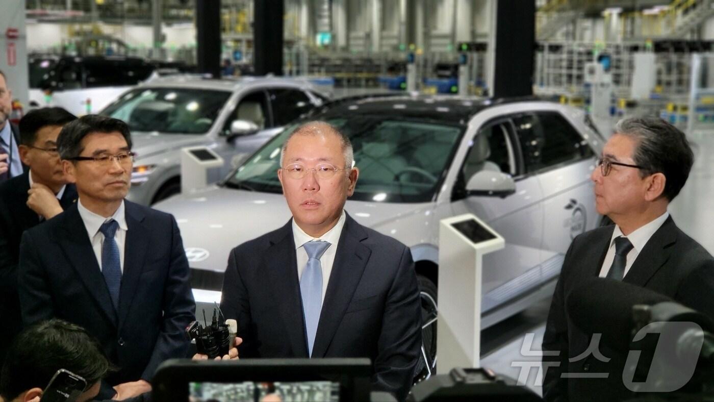 정의선 현대차그룹 회장이 26일(현지시간) 미국 조지아주 엘라벨에서 HMGMA 준공식 후 취재진과 만나 도널드 트럼프 미 대통령의 백악관 초청에 대해 설명하고 있다. ⓒ News1 류정민 특파원