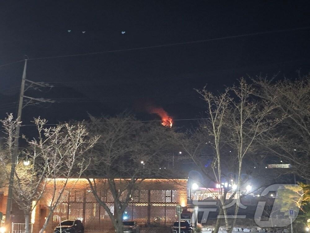 본문 이미지 - 26일 오후 7시29분쯤 대구 달성군 옥포읍 송해공원 인근 함박산 8부 능선에서 불이 나 산림·소방 당국이 진화 중이다.(산림청 제공)