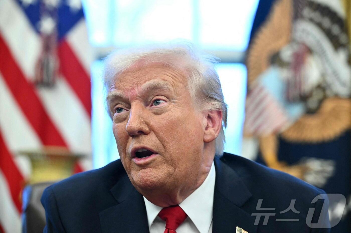 본문 이미지 - 도널드 트럼프 미국 대통령이 26일(현지시간) 워싱턴 DC 백악관 집무실에서 자동차 수입품에 대한 관세를 발표하고 있다. 트럼프 대통령은 외국산 자동차에 대해 25%의 관세를 부과한다고 발표했다. 2025.3.27 ⓒ AFP=뉴스1