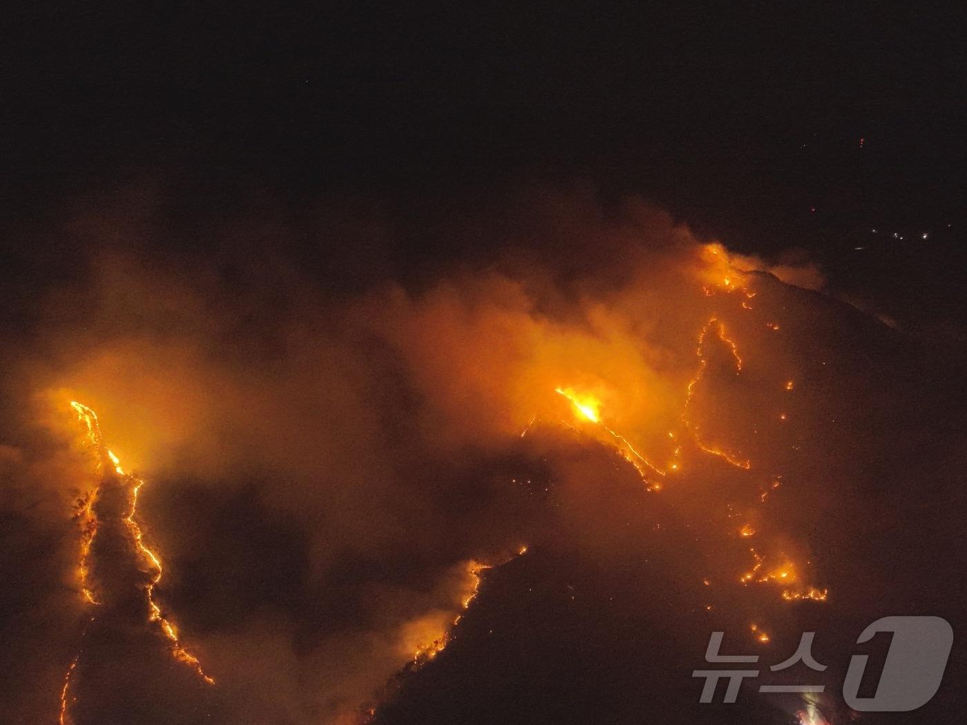 본문 이미지 - 전북 무주 부남면 산불 현장(전북자치도소방본부 제공. 재판매 및 DB금지)