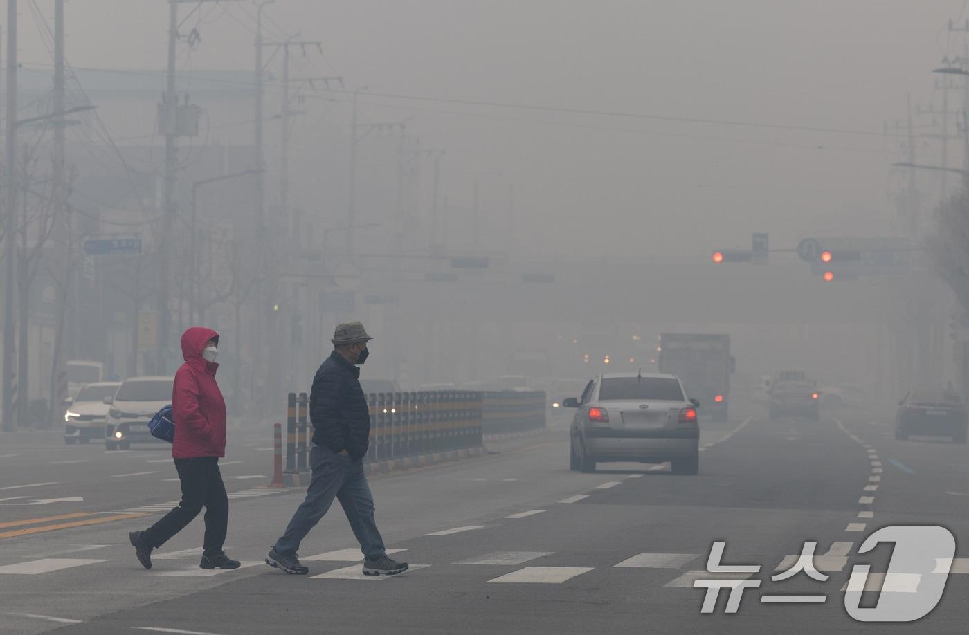 전국 곳곳에 산불이 이어지고 있는 27일 오전 경북 안동 시내가 산불 연기와 안개로 뿌옇게 보이고 있다. 2025.3.27/뉴스1 ⓒ News1 이재명 기자